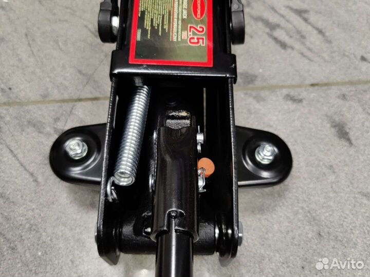 Домкрат подкатной Rockforce 2.5 т новый