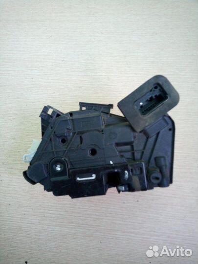 Замок двери задний правый Volkswagen Polo sedan