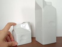 Две вазы в форме молочных пакетов