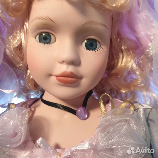 Кукла фарфоровая