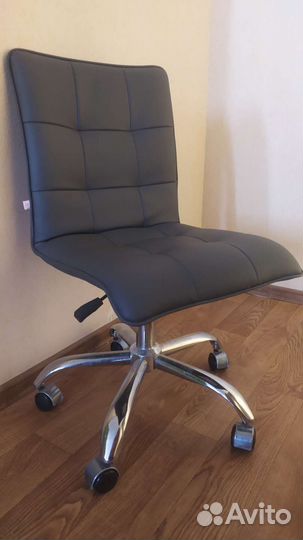 Кресло для мастера маникюра