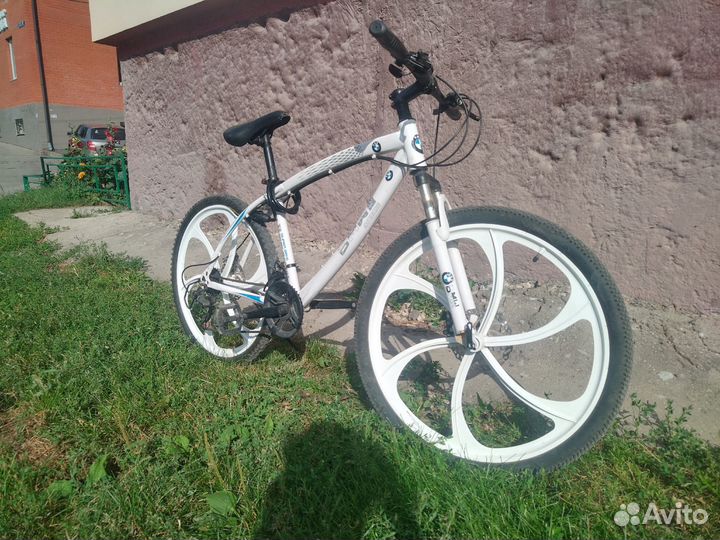 Велосипед на литых дисках BMW