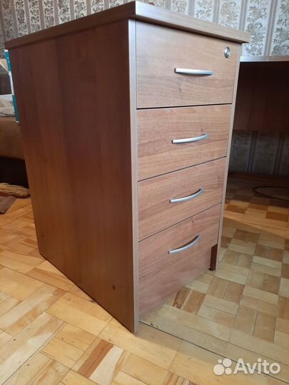 Письменный стол с тумбой