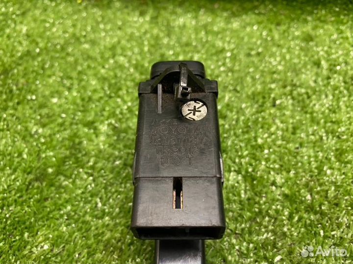 Кнопка аварийной сигнализации Toyota Corolla E100