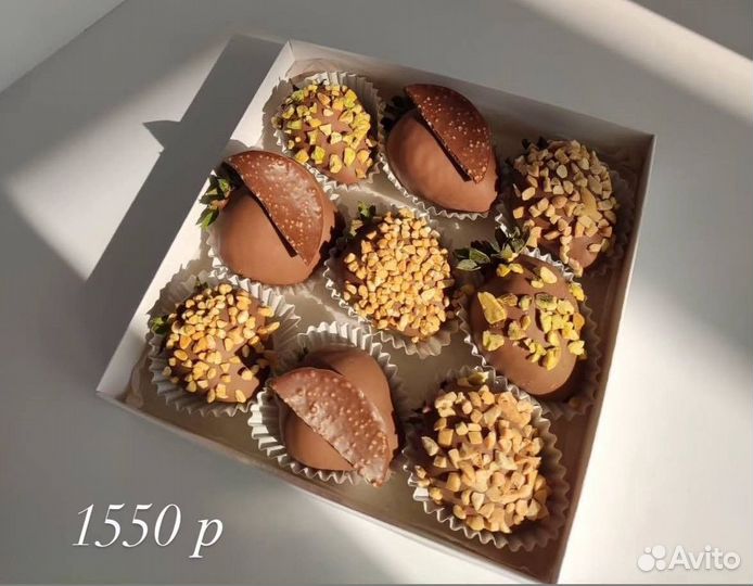 Клубника и финики в шоколаде