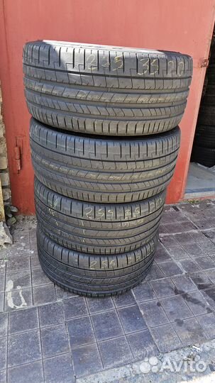 Pirelli P Zero PZ4 255/35 R20 и 275/35 R20 102Y