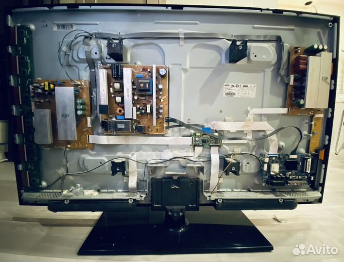 Телевизор в разборе запчасти (платы телевизоров)