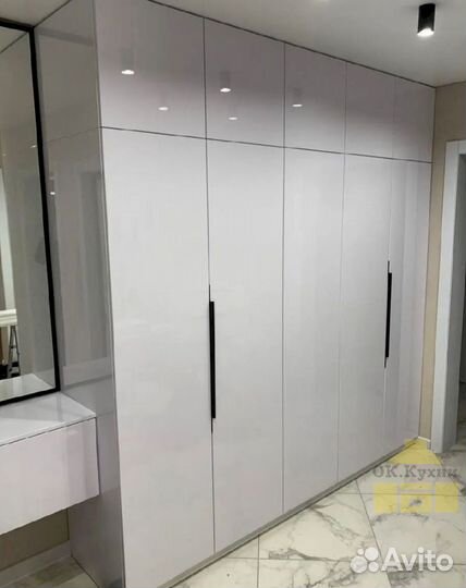 Зеркальный шкаф