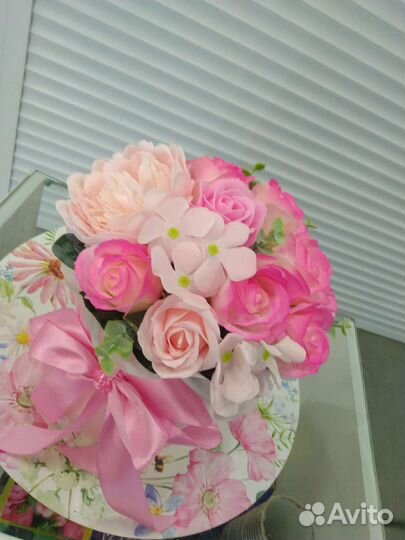 Розы в шляпной коробке