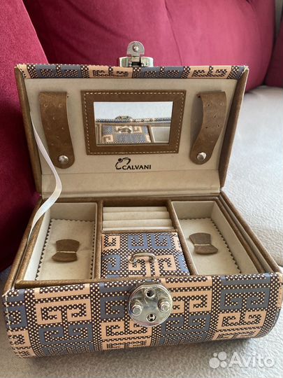 Шкатулка для украшений с замком