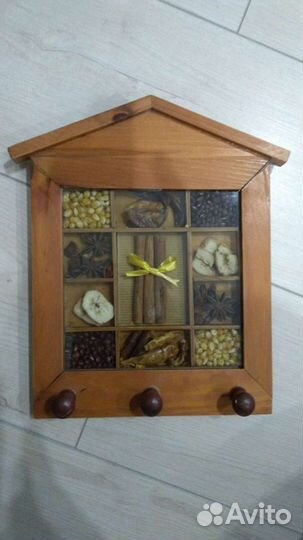 Вешалка декоративная