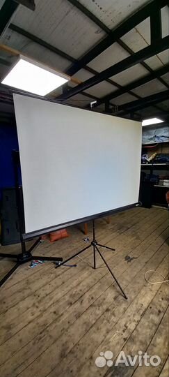 Экран для проектора рулонный 180/180