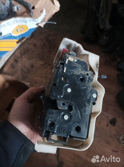 Замок передней правой двери тоуран