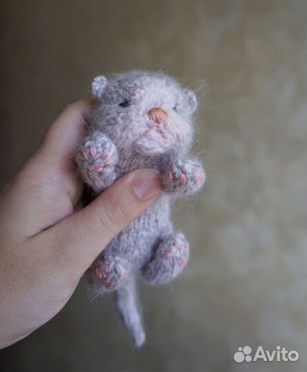 Спящий вязаный реалистичный котёнок в корзинке