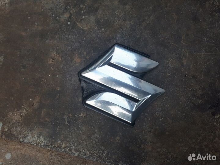 Эмблема решётки радиатора Suzuki SX4