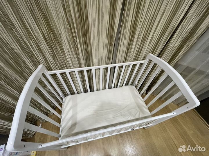 Детская кроватка с маятником