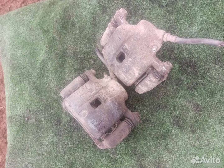 Суппорт тормозной передний Mitsubishi Space Wagon