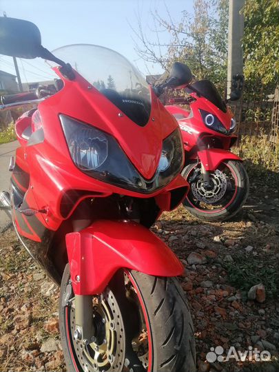 Honda f4i 2001 и Honda f4i 2002