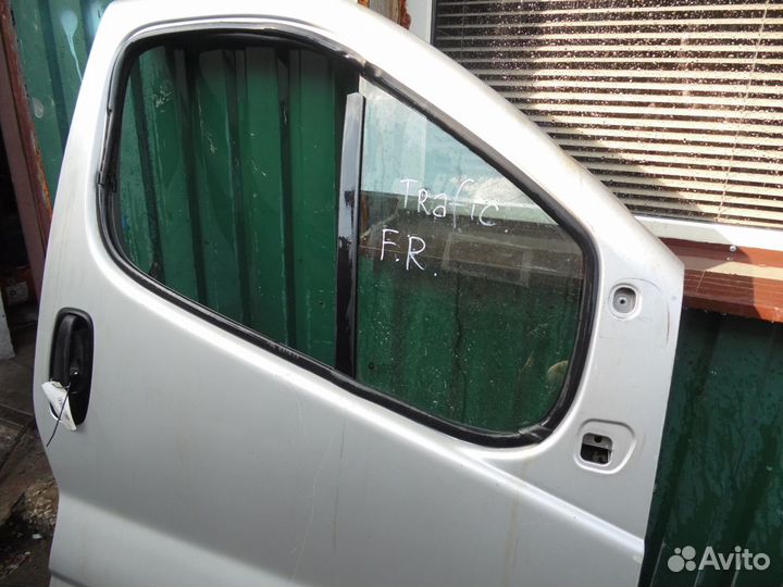 Дверь передняя правая Рено Трафик серебристая