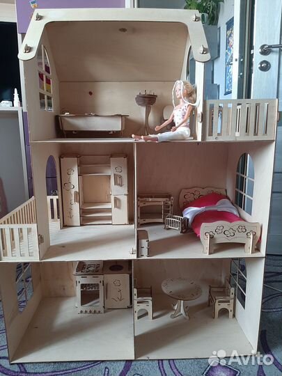 Деревянный кукольный домик с мебелью