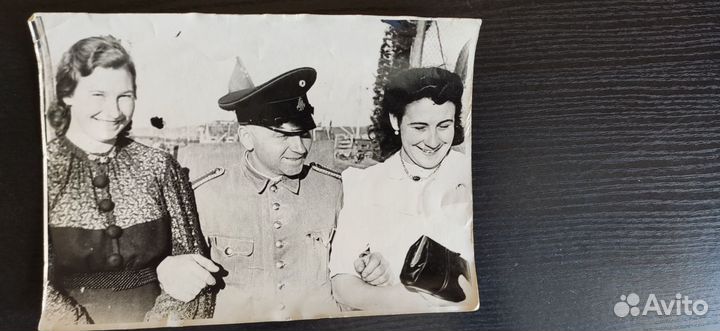 2 Фото немецкого солдата с двумя девушками
