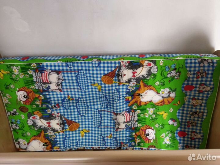 Детская кроватка с маятником