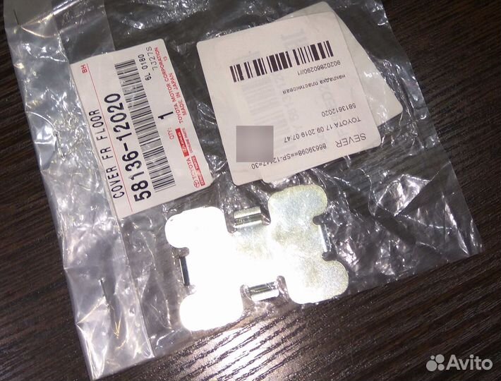 Накладка сервисного отверстия передней панели пола