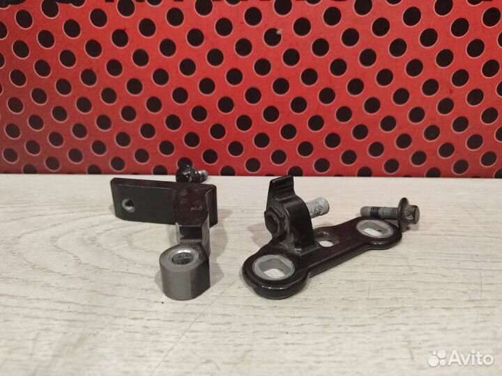 Петля двери задней левой Volvo Xc60 UZ B4204T35