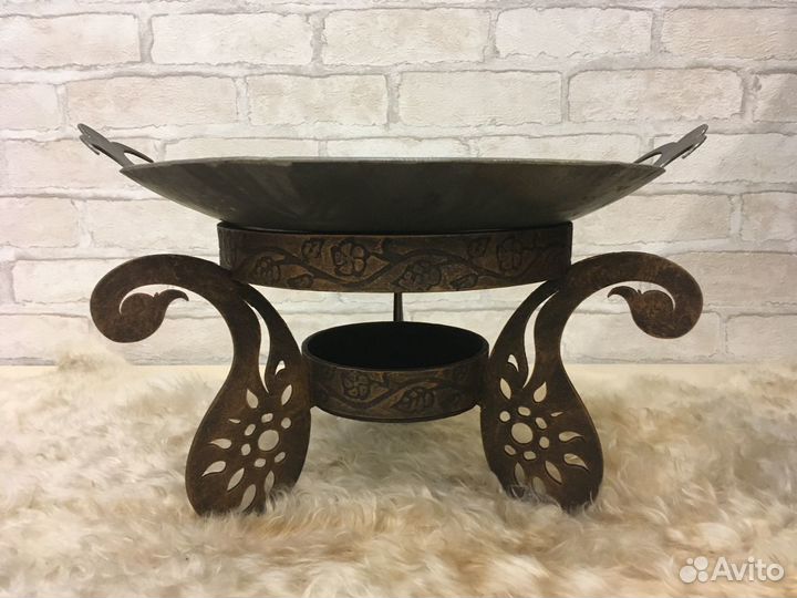 Стальной вок на кованой подставке