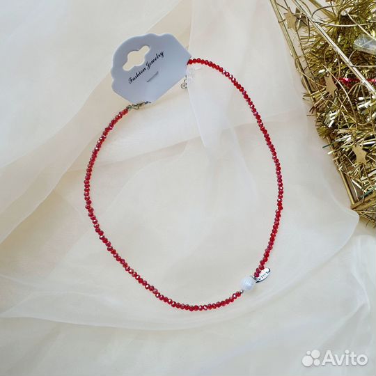 Тонкое блестящее колье с жемчужиной