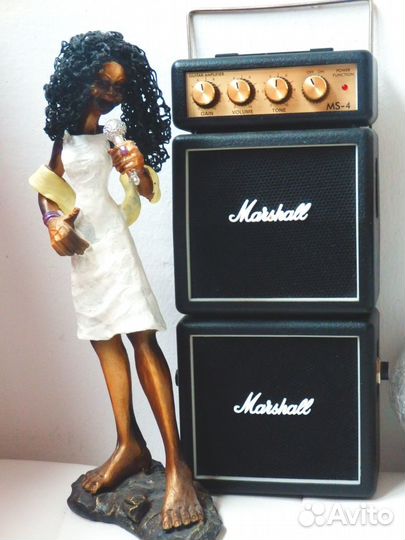 Фигурка певицы с микрофоном и копной волос