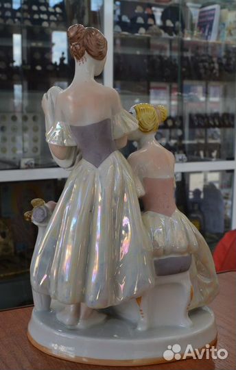 Фарфоровая статуэтка балерины перед выступлением