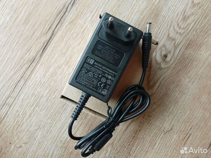 Блок питания Native Instruments Traktor Kontrol Z1