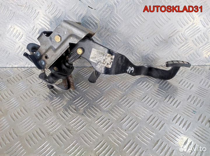 Педаль сцепления Mitsubishi Colt MR955197
