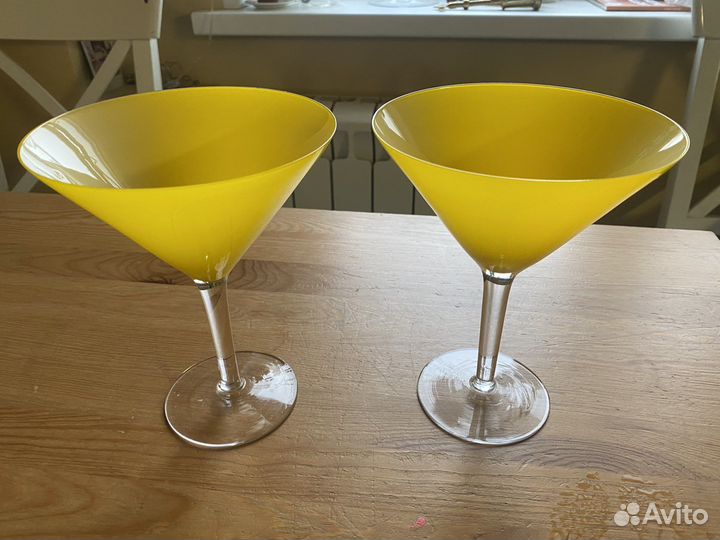 Два стеклянных фужера