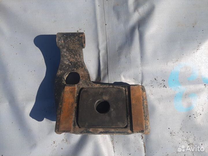 Кронштейн амортизатора левый с подушкой в сборе