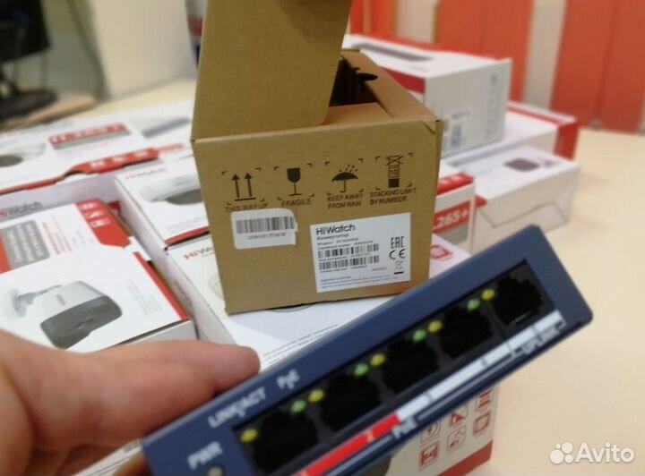 PoE-коммутатор HiWatch DS-S504P(B) 1-4 порта