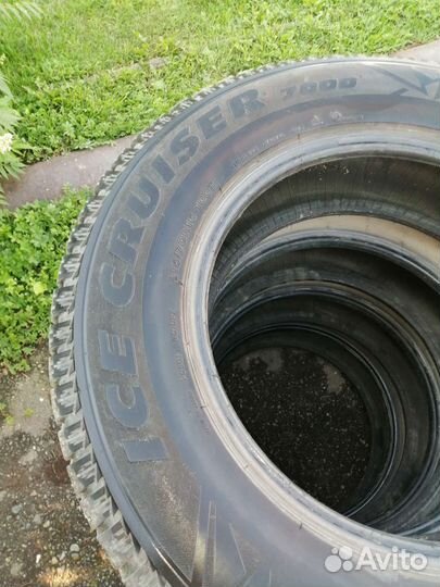 Bridgestone Ice Cruiser 7000 215/70 R16 100D