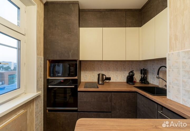 Угловая кухня на заказ в современном стиле