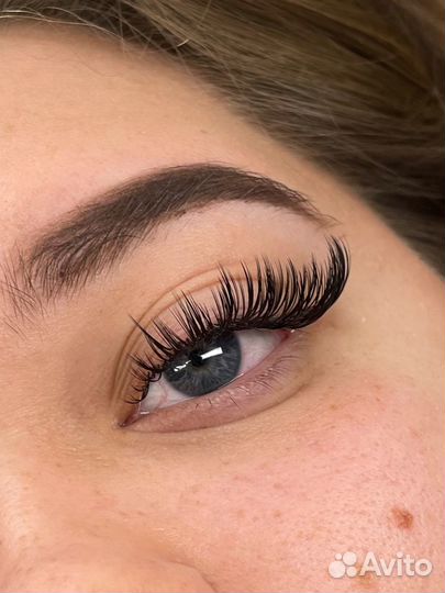 Модель на американское наращивание ресниц