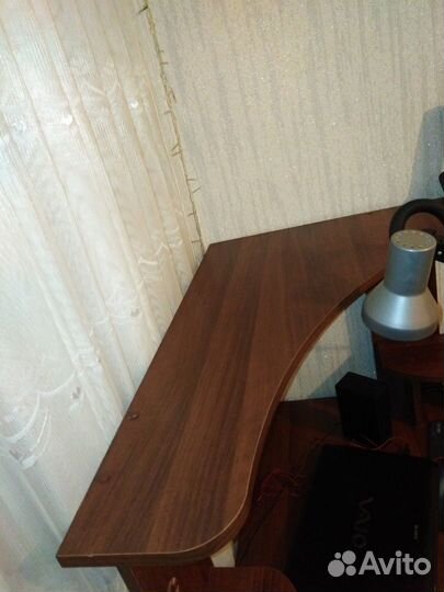 Компьютерный стол угловой с полками