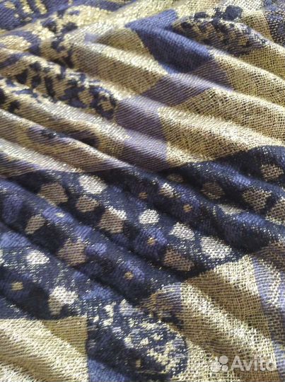 Шарф с меховыми помпонами