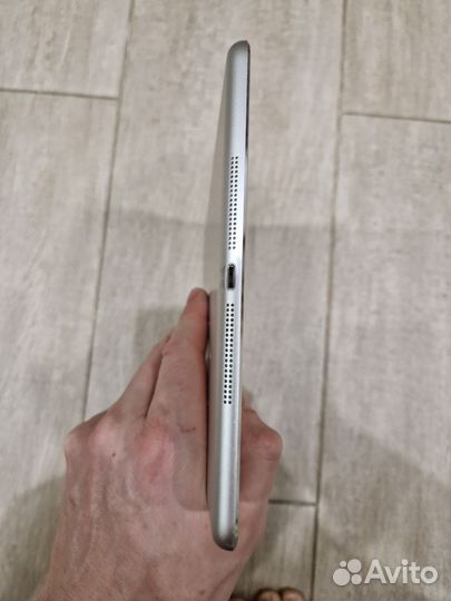 Планшет iPad Air белого цвета