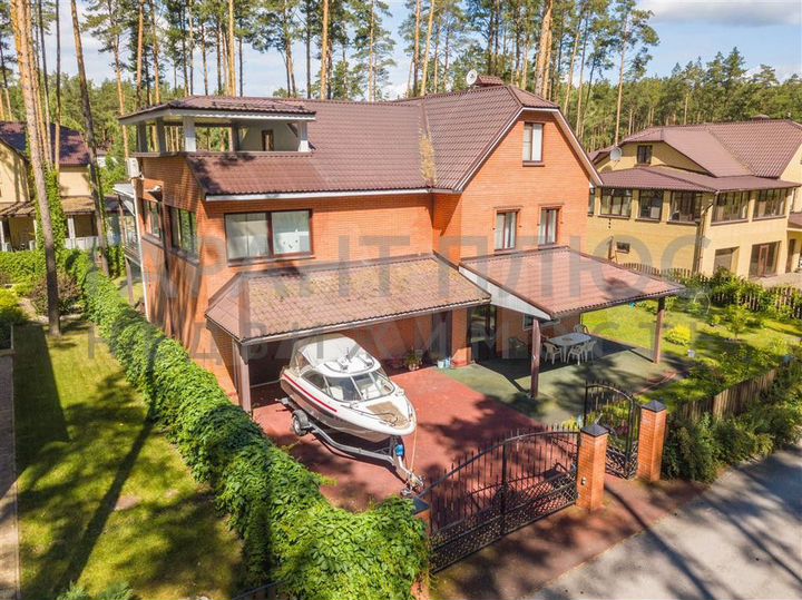 Коттедж 323,4 м² на участке 9,5 сот.