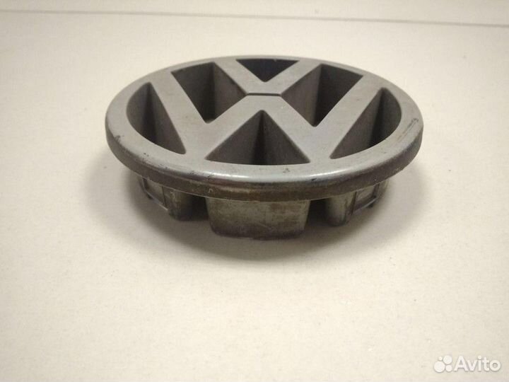 Эмблема на решетку радиатора Volkswagen Passat