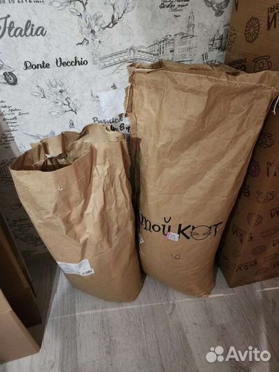 Клетка для грызунов с кормом и наполнителем