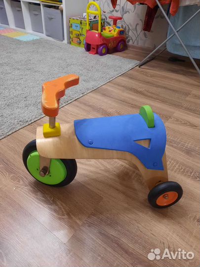 Трехколесный беговел деревянный