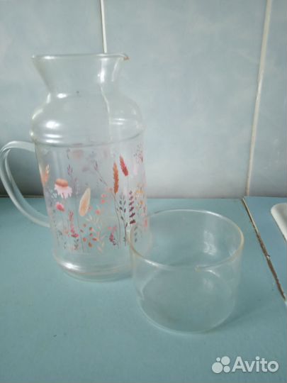 Кувшин со стаканом