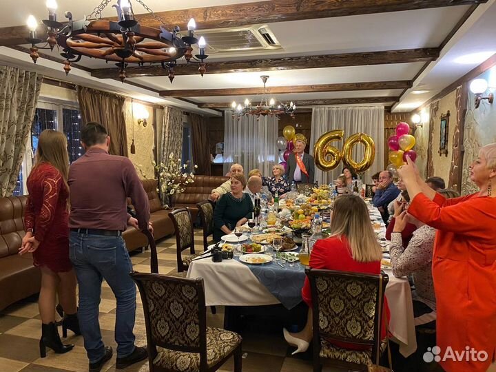 Диджей с оборудованием