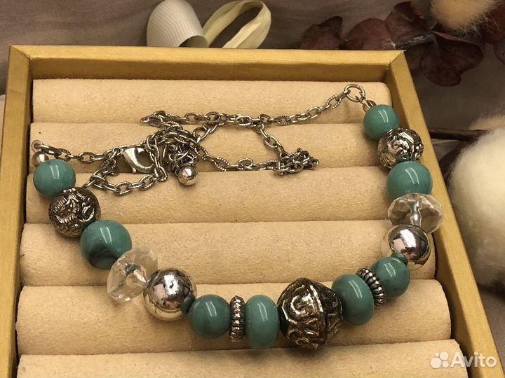 Колье с голубыми бусинами